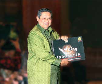 PT. Karya Menara Abadi resmi meluncurkan buku berjudul “INDONESIA INVESTMENT OPPORTUNITY” dalam sebuah acara yang berlangsung meriah dan penuh antusiasme. Acara peluncuran tersebut semakin istimewa dengan kehadiran Presiden ke-6 Republik Indonesia, Susilo Bambang Yudhoyono (SBY), sebagai tamu kehormatan yang turut memberikan apresiasi terhadap hadirnya buku bertema investasi dan pembangunan ekonomi Indonesia tersebut.